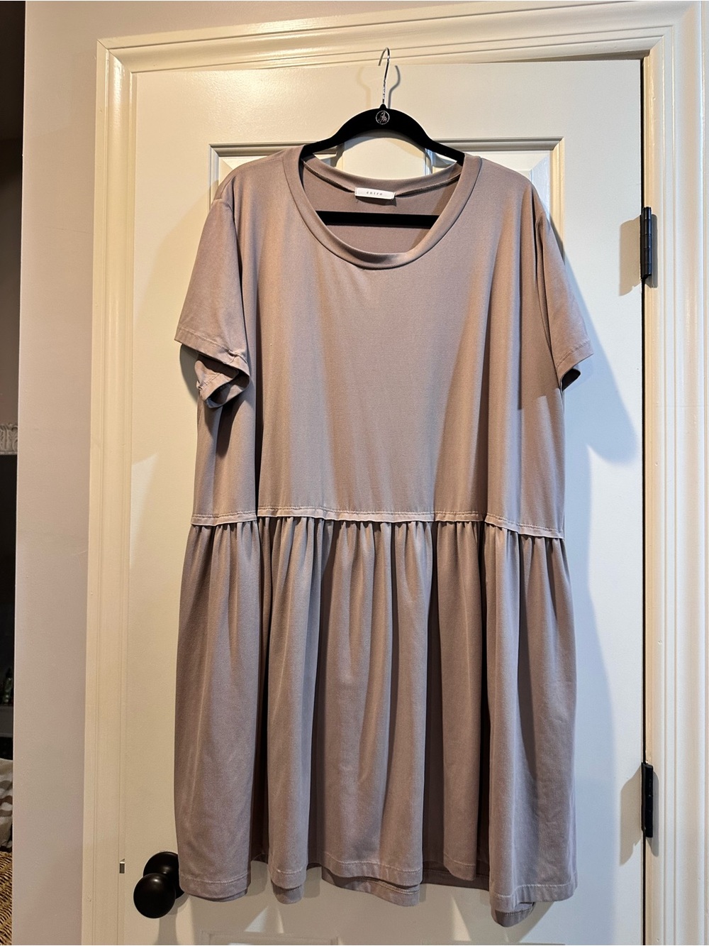 Women's Short Sleeve Tiered Dress in Taupe